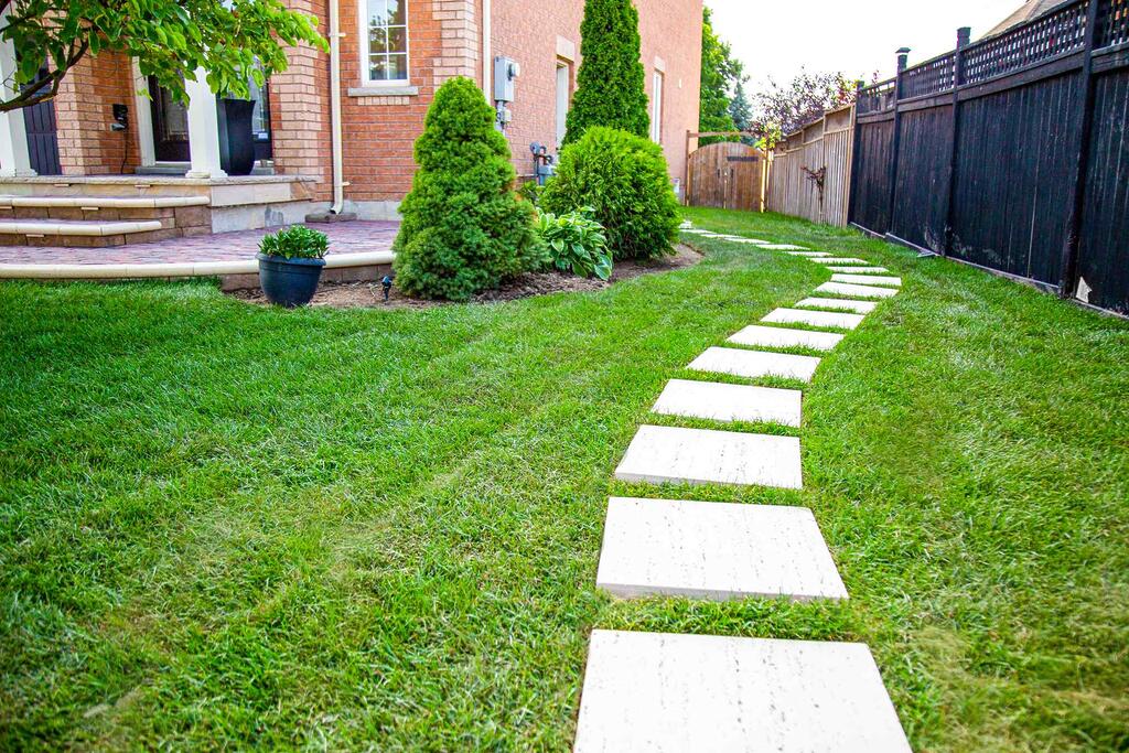 backyaed landscaping walkway